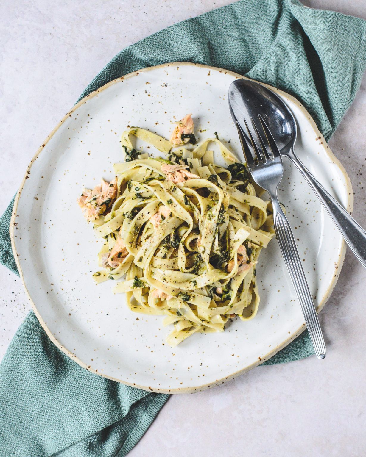 Pasta med laks og spinat Cremet pasta med fisk på 20 min