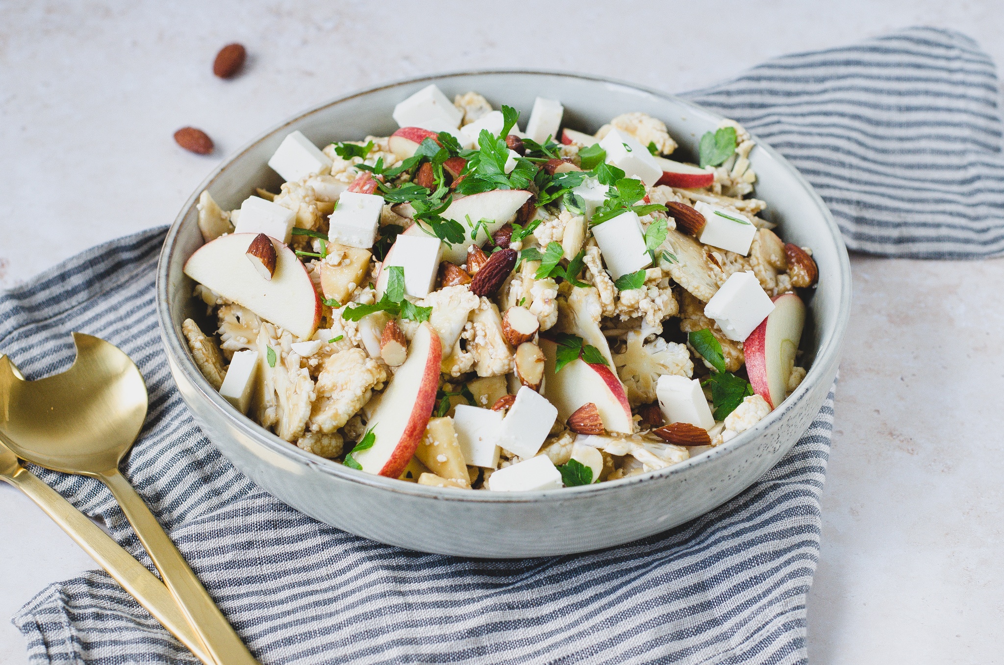 Blomkålssalat med feta, æble og sennepsdressing