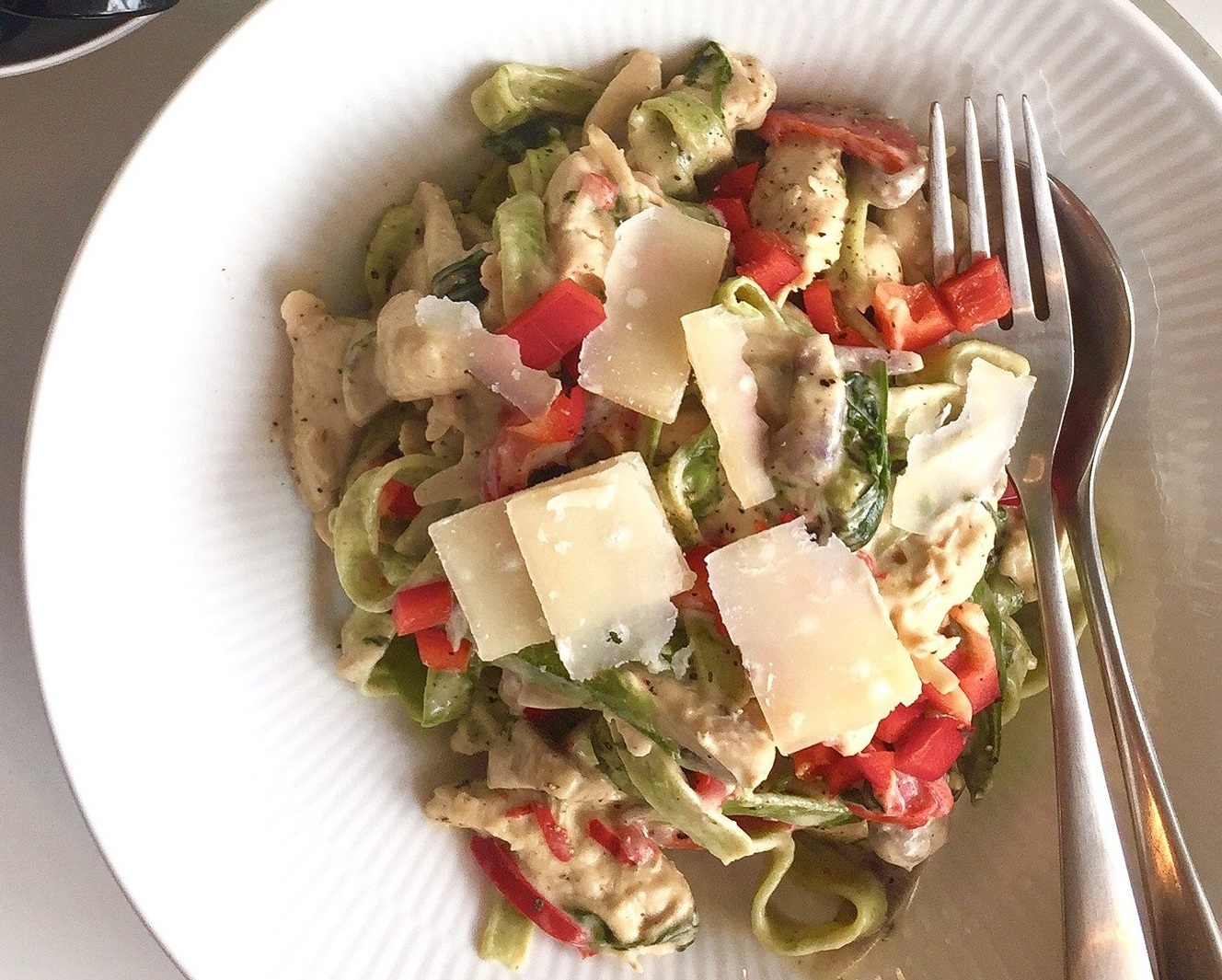 Pasta med kylling, kokosmælk og parmesan