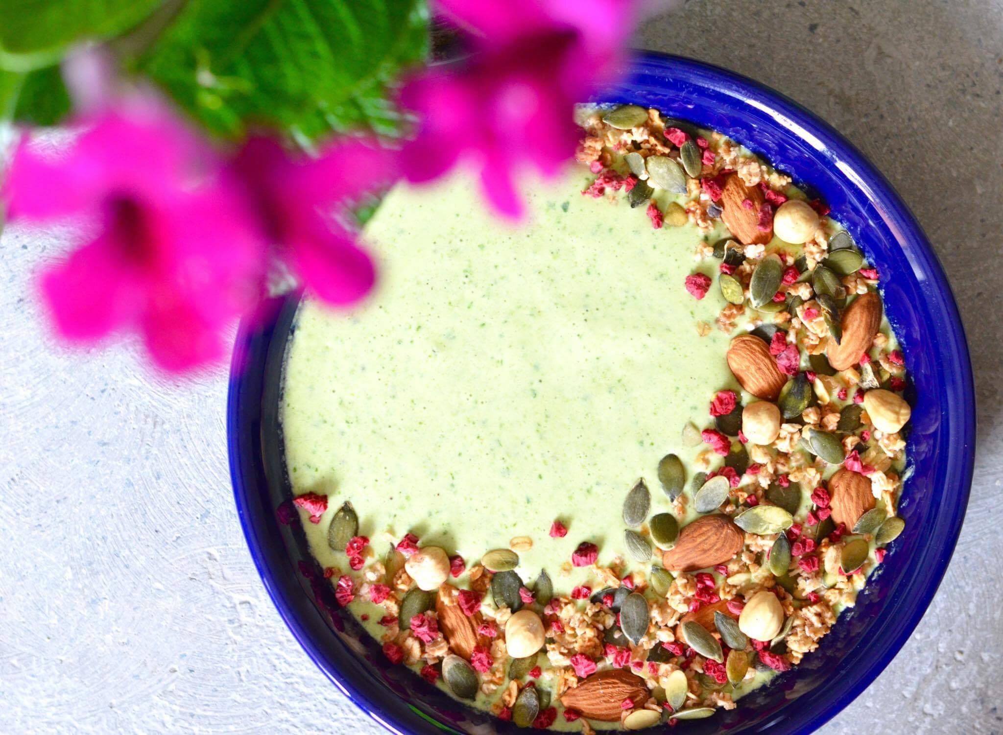 smoothiebowl-med-spinat-og-knas