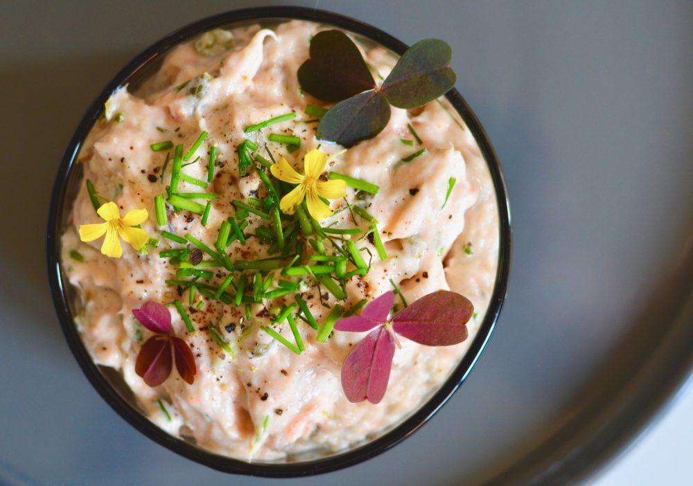 Lakserillette med kapers og purløg 3 Laksesalat-med-kapers-og-purloeg