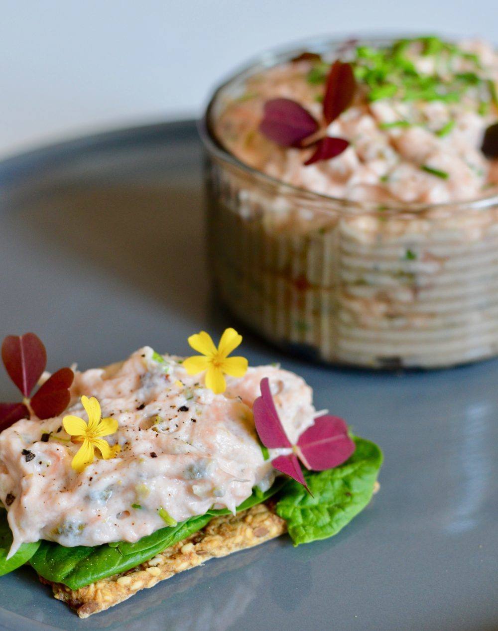 Lakserillette med kapers og purløg 4 Laksesalat-med-kapers-og-purloeg