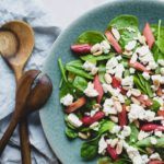 Lun-salat-med-rabarber-spinat-og-feta
