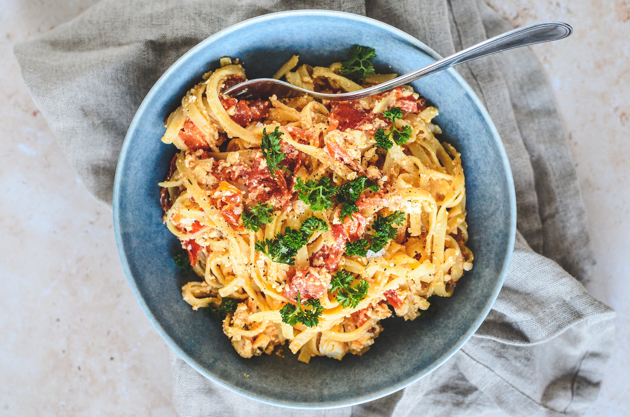 Pasta med ovnbagte tomater og feta