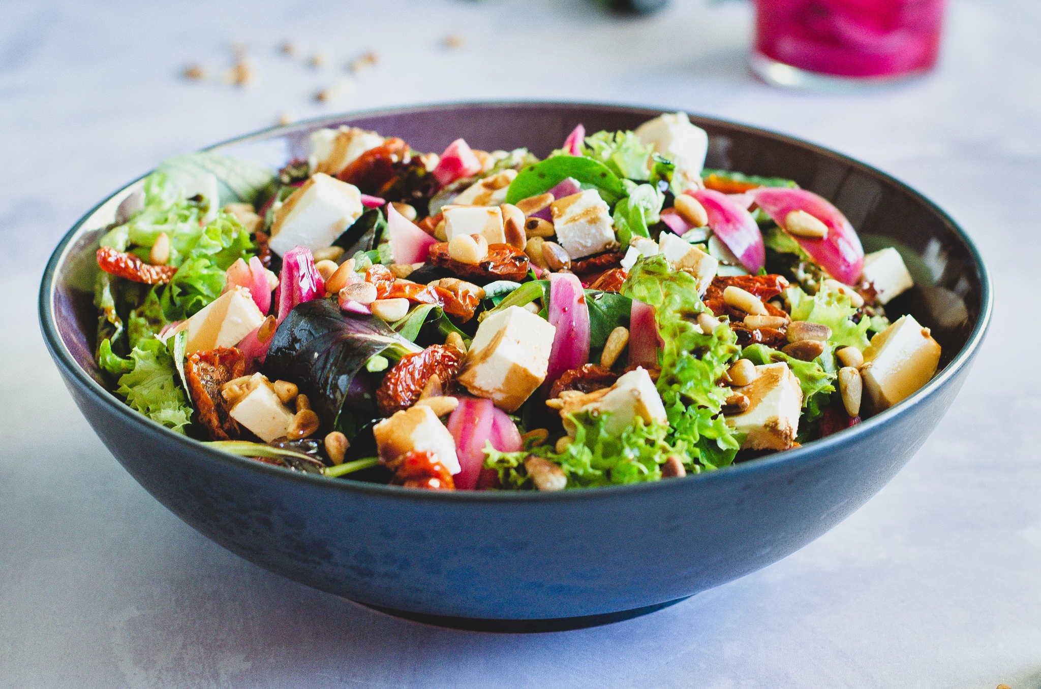 Salat med syltede rødløg og bagte tomater