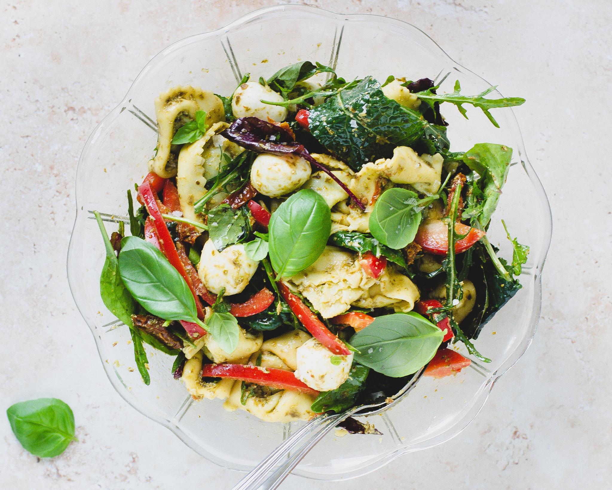 Tortellini salat med mozzarella og soltørrede tomater