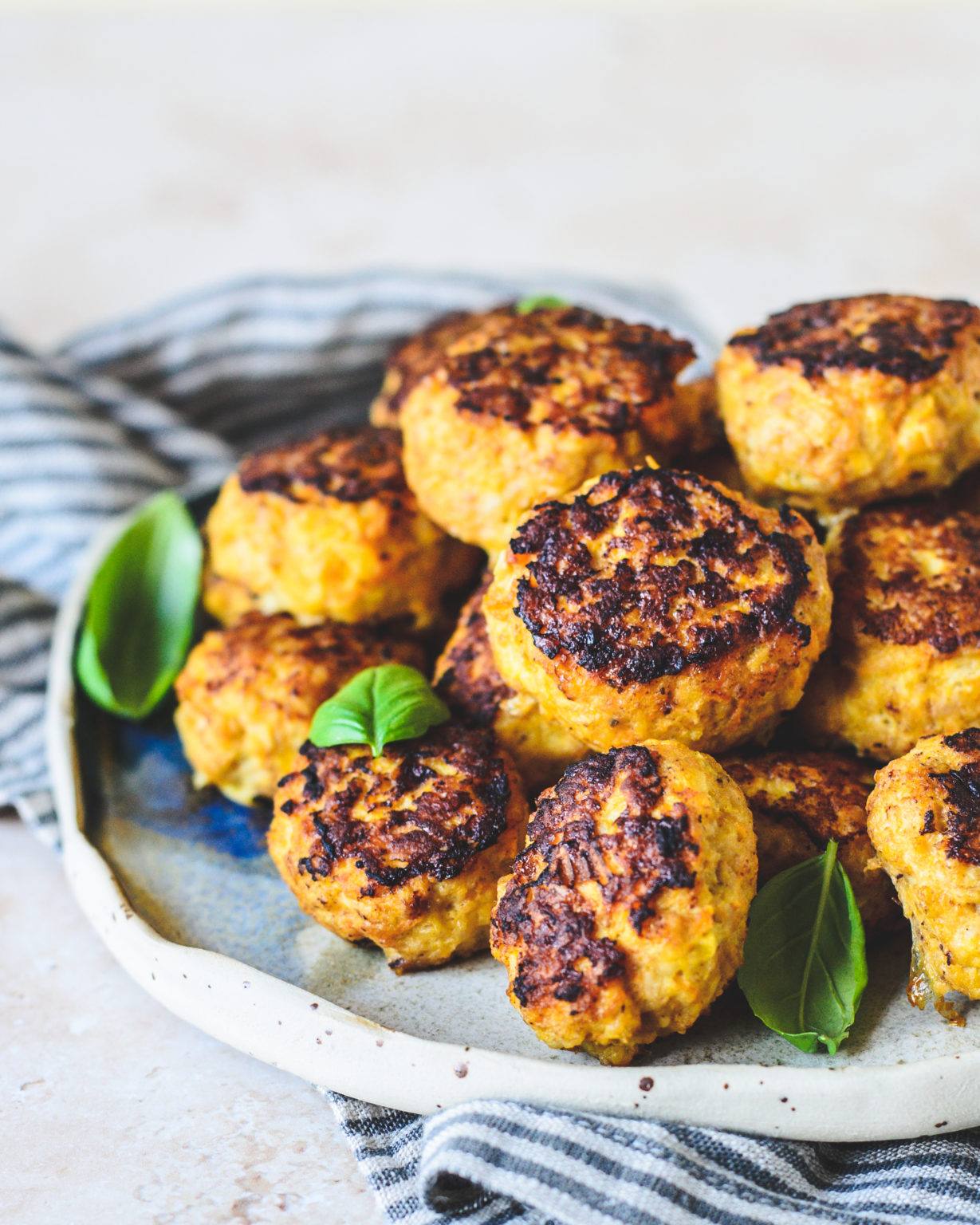 Kyllingefrikadeller Med Havregryn Nem Opskrift Med Gulerod