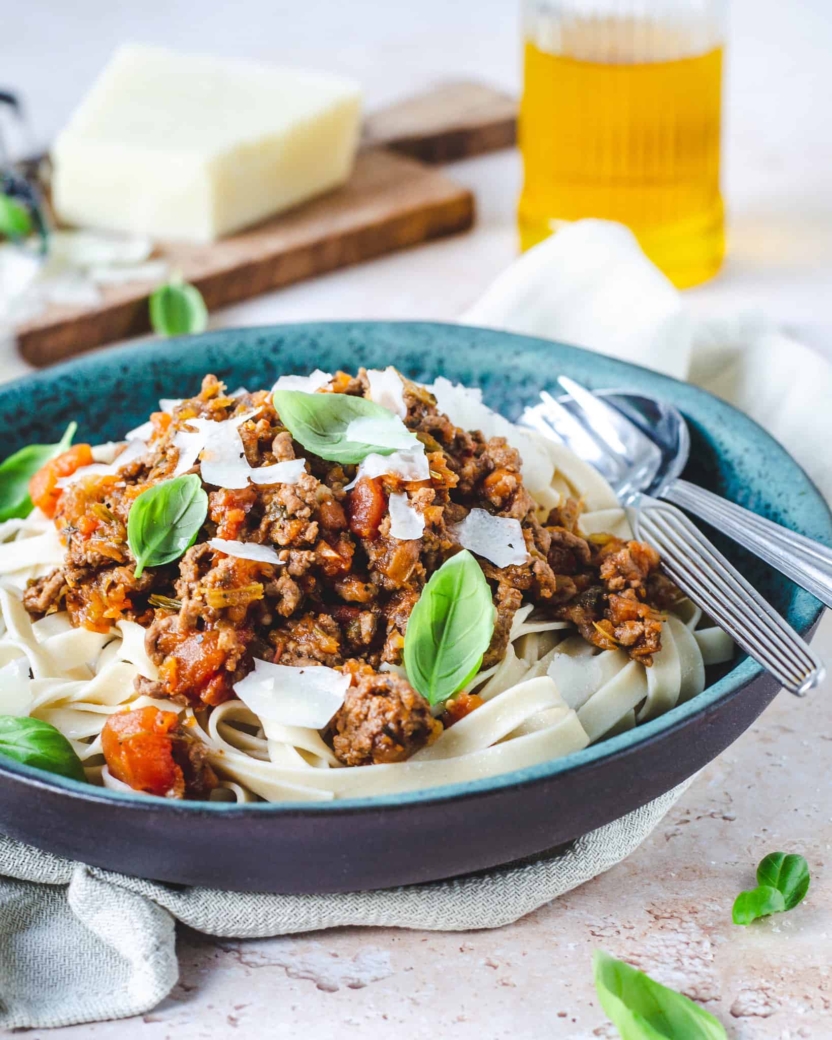 Lækker spaghetti bolognese med masser af grøntsager, toppet med parmesan