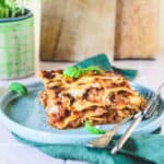 Lækker, klassisk lasagne bolognese med masser af grønt.