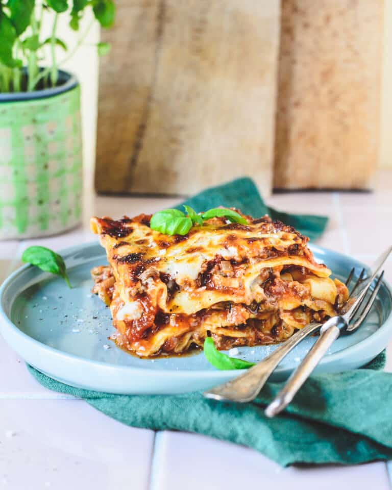 Lækker, klassisk lasagne bolognese med masser af grønt.
