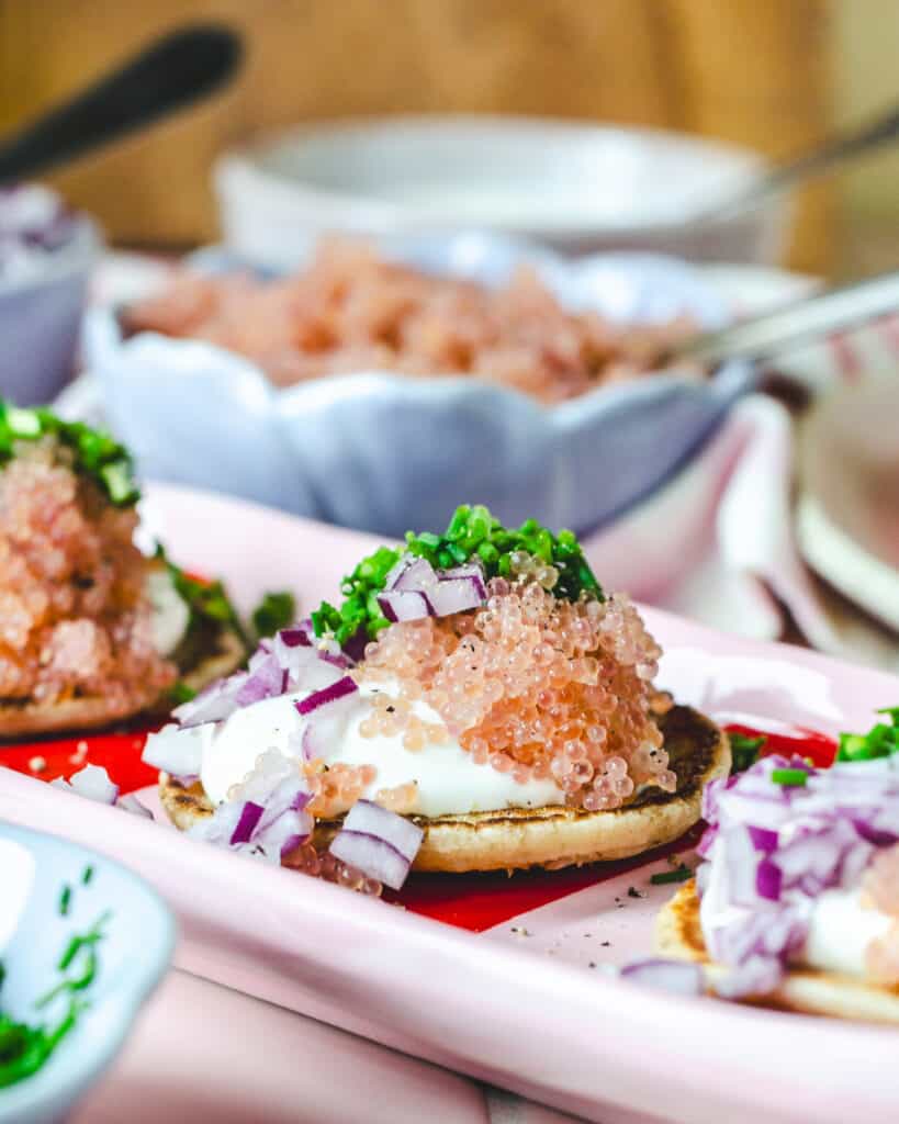 Lækre blinis med stenbiderrogn, cremefraiche, rødløg og purløg.