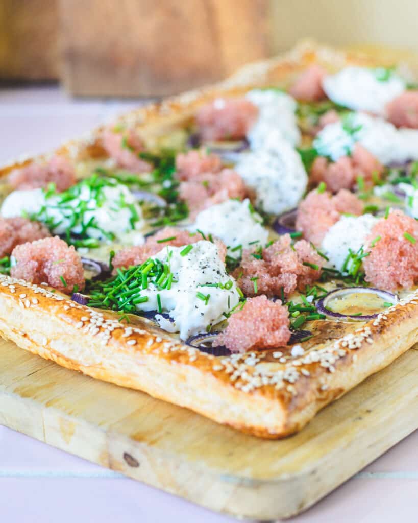 Sprød butterdejstærte med stenbidderrogn, burrata og purløg.