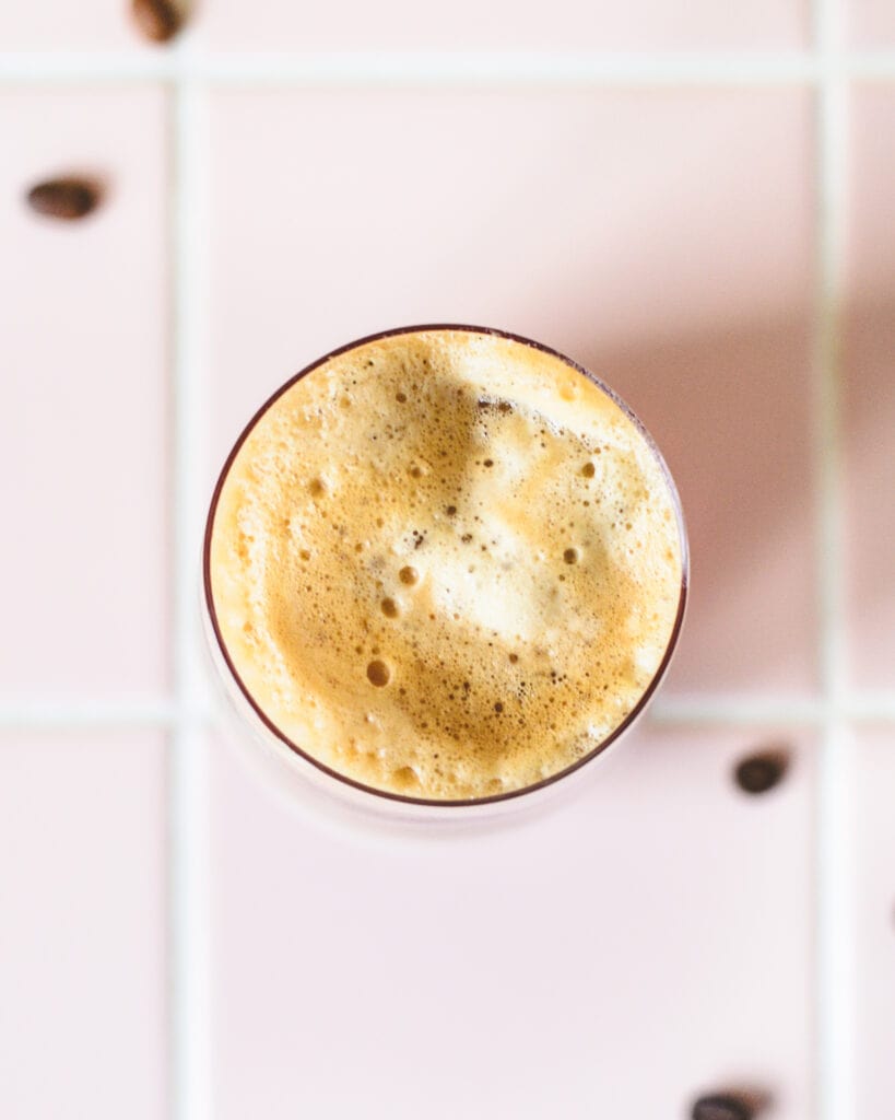 Iskaffe med Fersken Sirup - Fugtig og Læskende Iskaffe