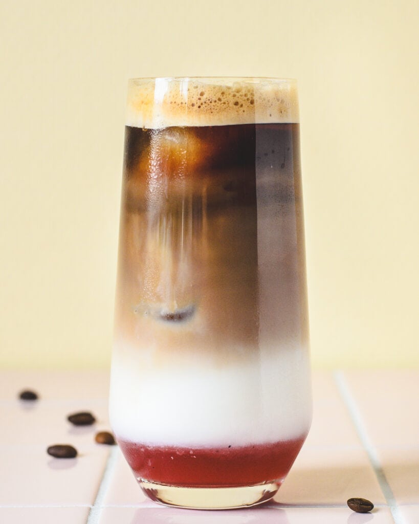 Iskaffe Iskaffe med Fersken Sirup - Fugtig og Læskende Iskaffe