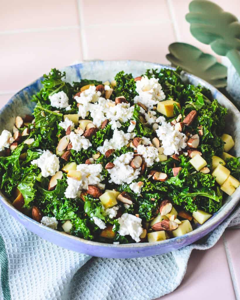 Sprød grønkålssalat med æble, feta og mandler. En virkelig skøn vintersalat.