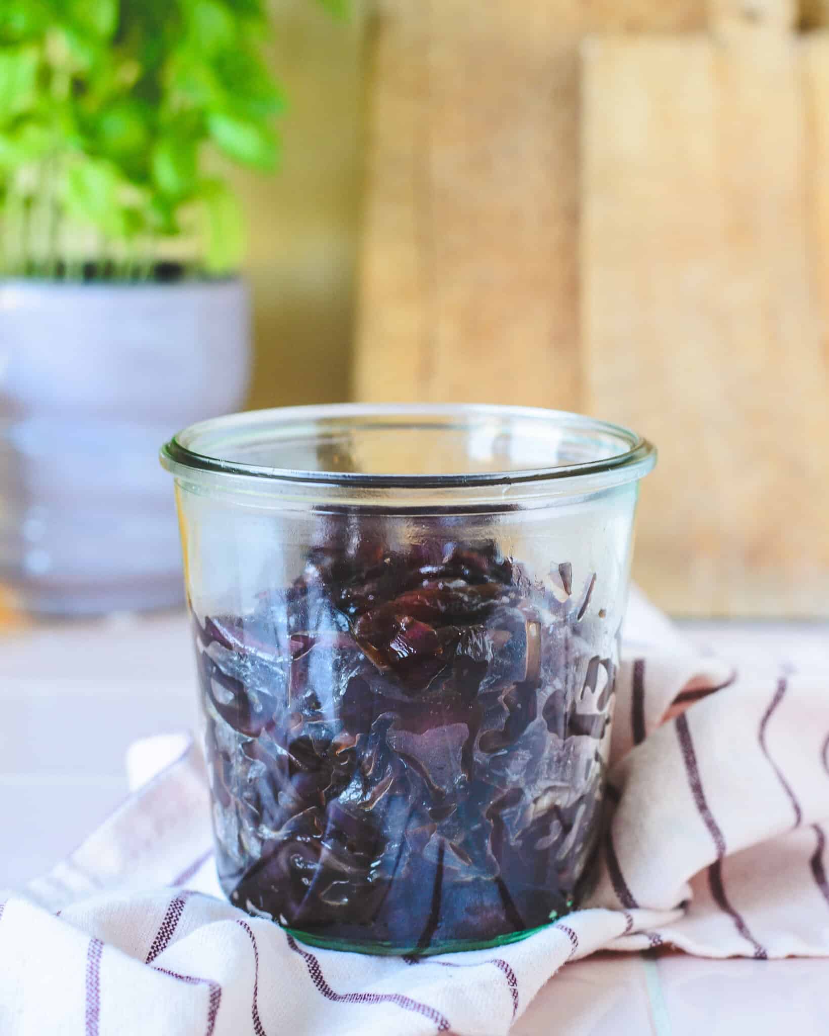 lækre bløde karamelliserede løg med balsamico og timian.