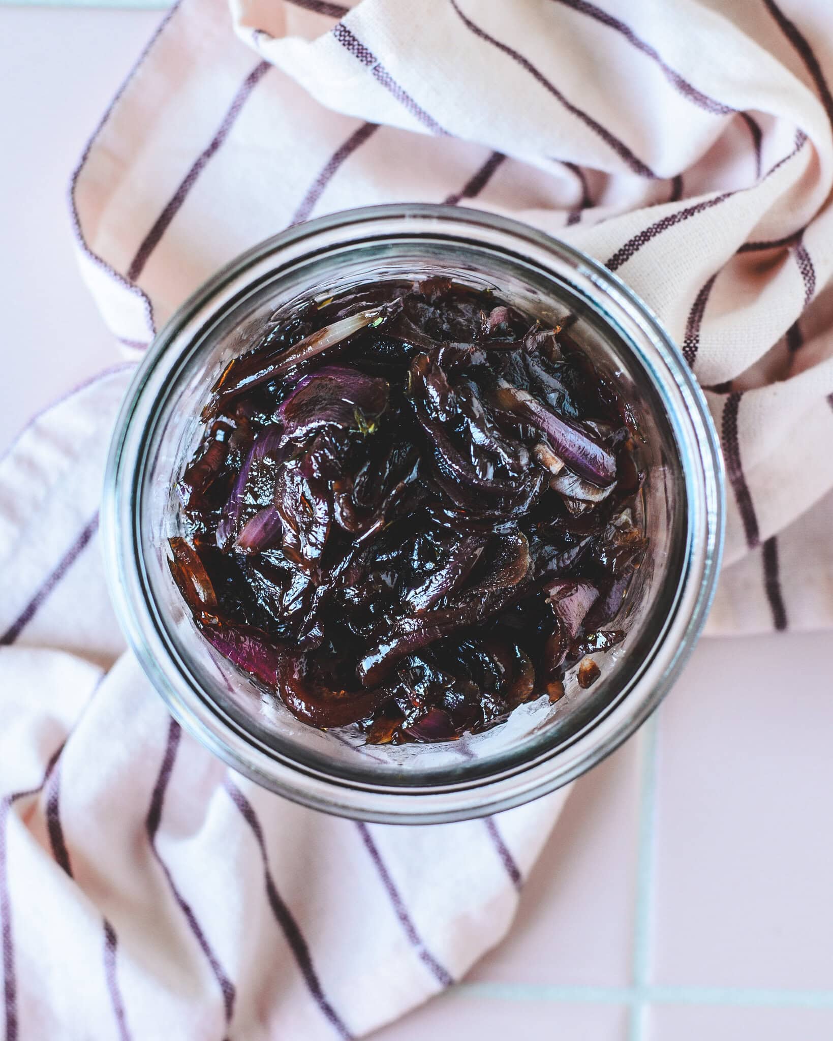 lækre bløde karamelliserede løg med balsamico og timian.