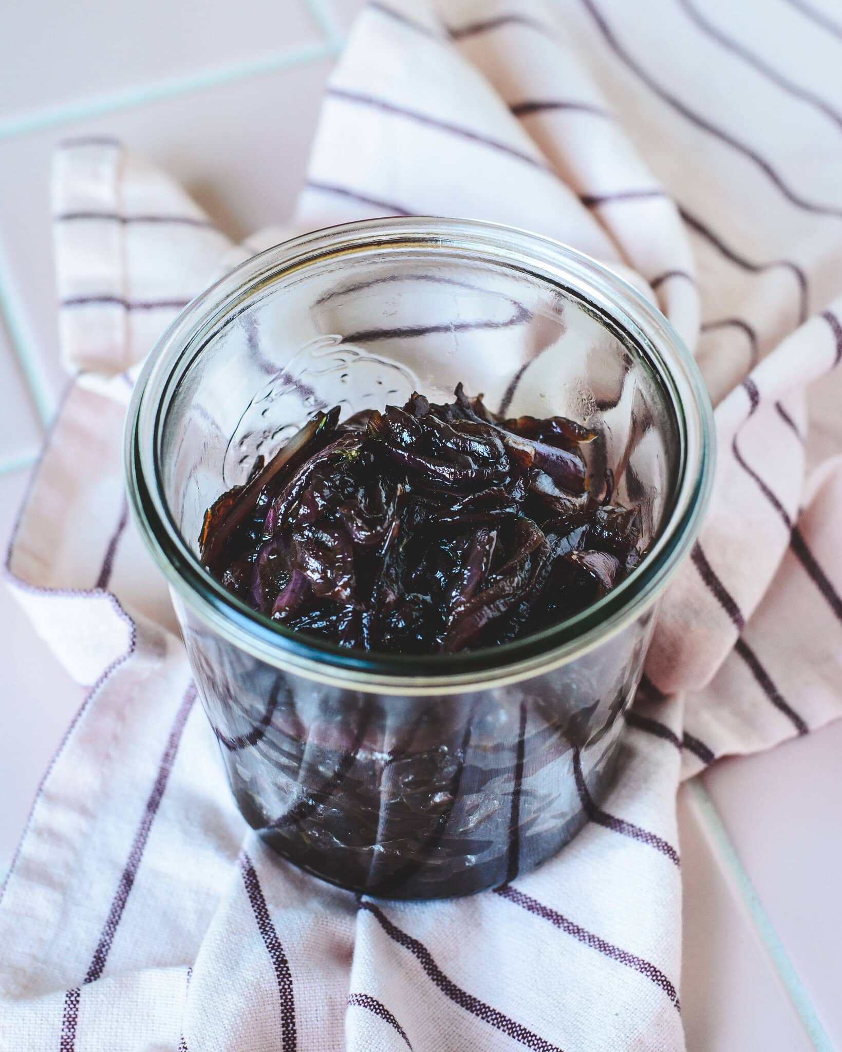 lækre bløde karamelliserede løg med balsamico og timian.