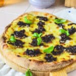 Sprød kartoffelpizza med karamelliserede løg og mascarpone.