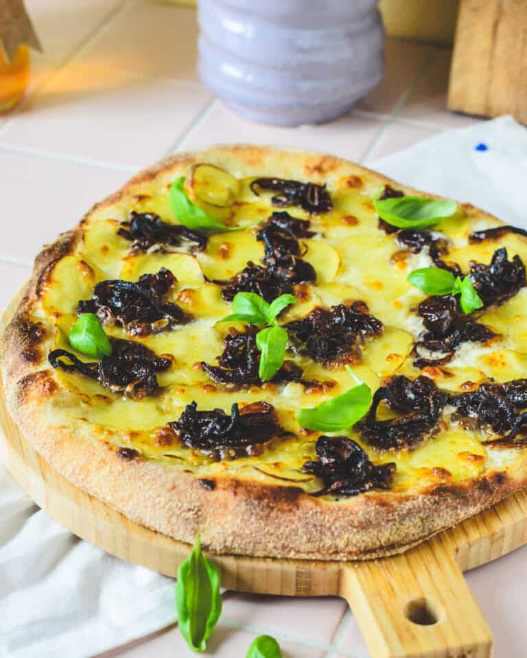Sprød kartoffelpizza med karamelliserede løg og mascarpone.