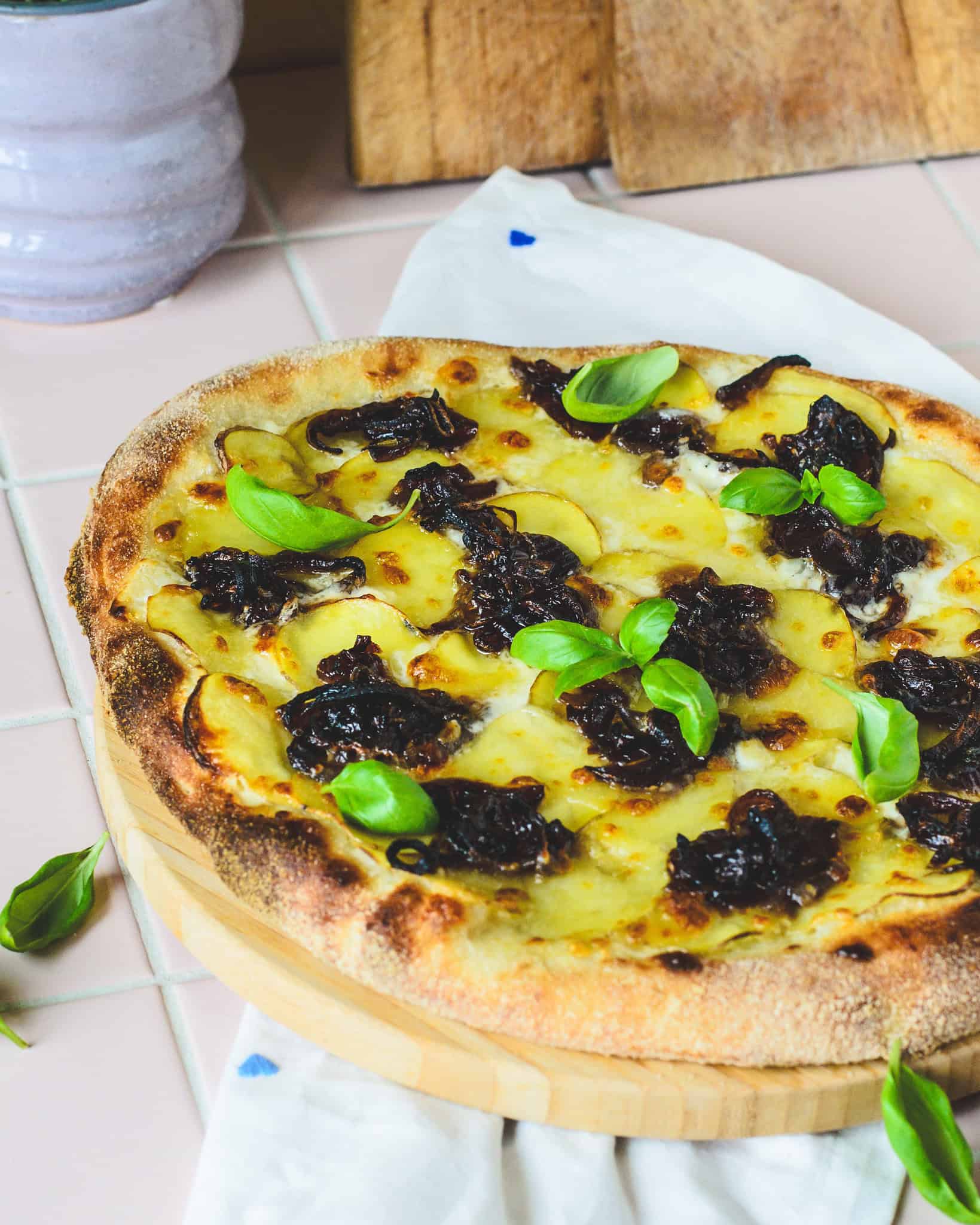Sprød kartoffelpizza med karamelliserede løg og mascarpone.