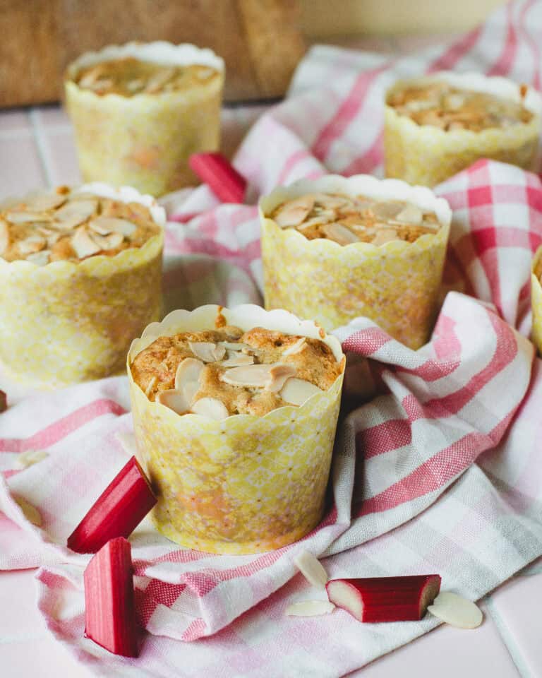 Saftige rabarbermuffins med hvid chokolade og mandelflager, i fine gule muffinforme.
