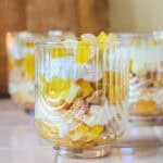 Nærbillede af appelsintrifli med mascarpone og appelsiner – cremet, sprød og frisk dessertopskrift serveret i glas.