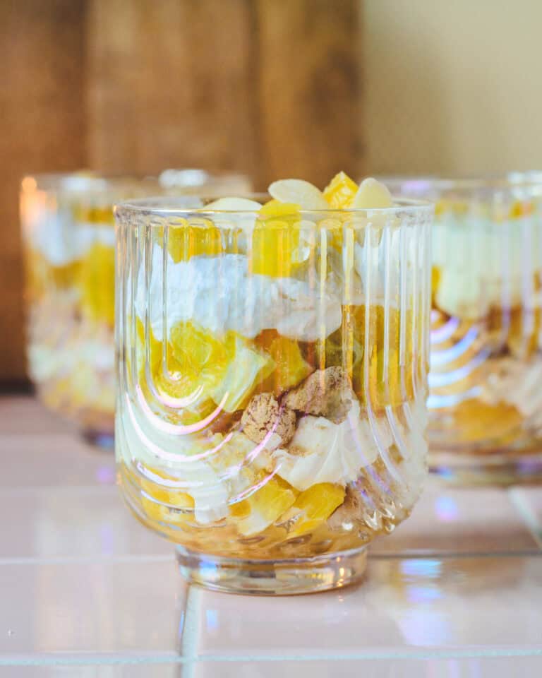 Nærbillede af appelsintrifli med mascarpone og appelsiner – cremet, sprød og frisk dessertopskrift serveret i glas.