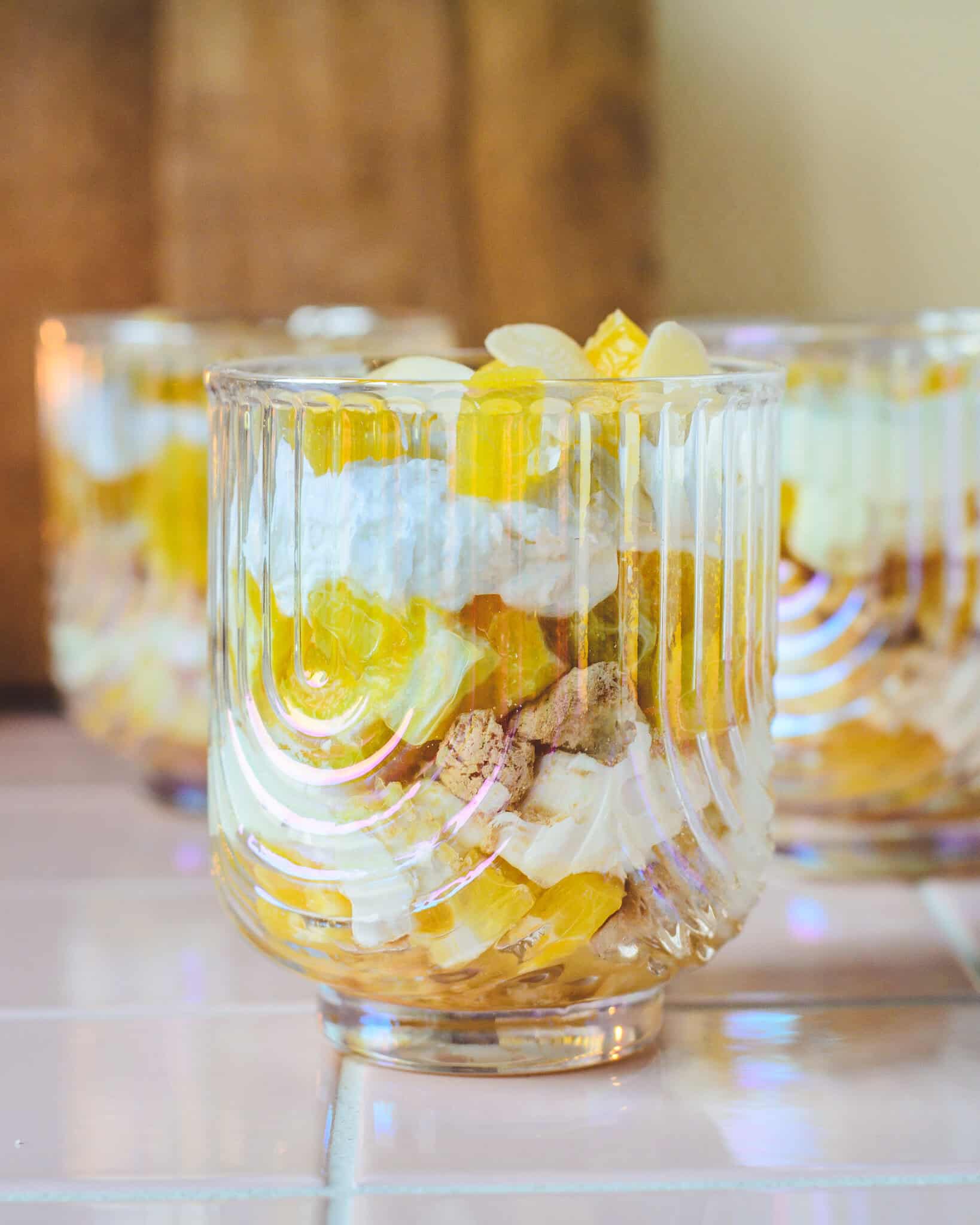 Nærbillede af appelsintrifli med mascarpone og appelsiner – cremet, sprød og frisk dessertopskrift serveret i glas.