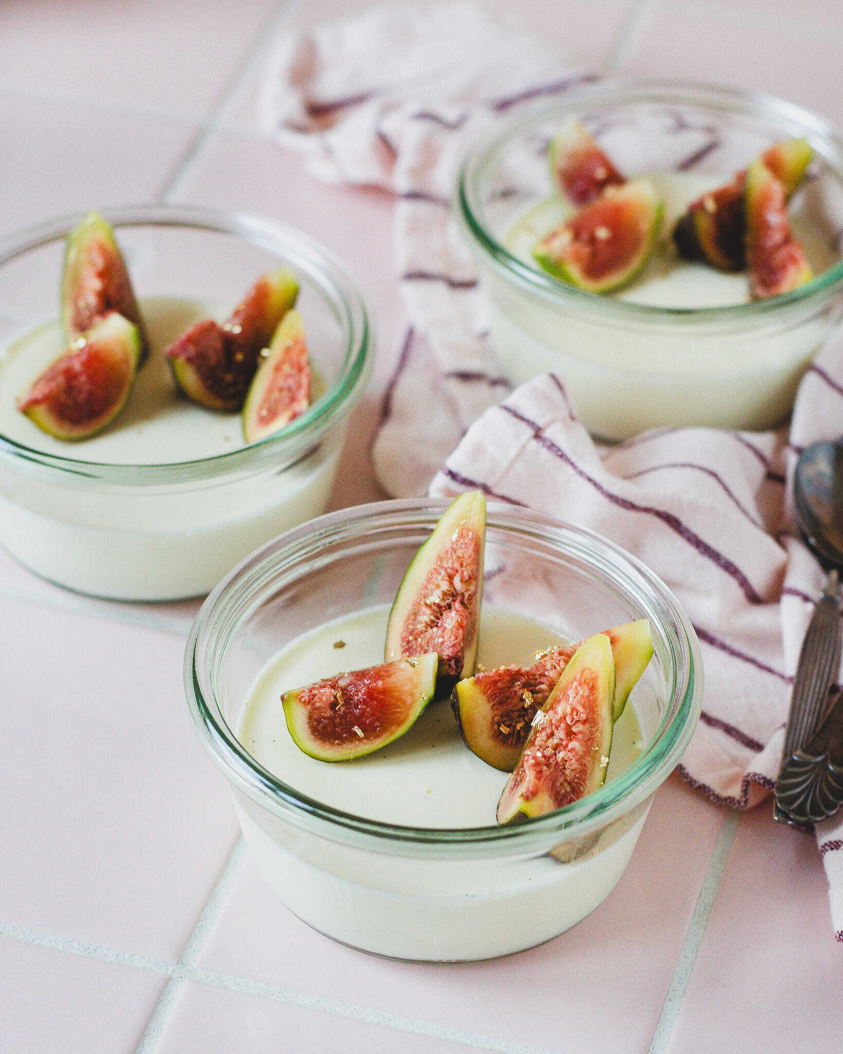 Italiensk panna cotta infuseret med figenblade, pyntet med modne figner og klar til servering.
