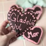 Lækresaftige honninghjerter med chokolade og lyserød glasur.