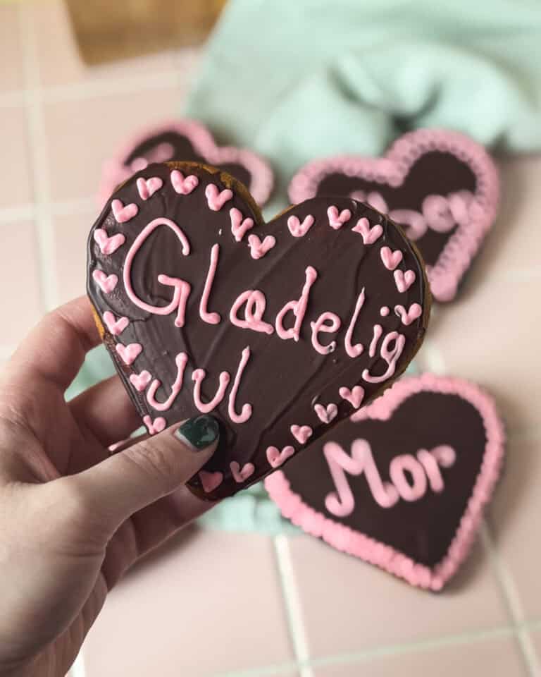 Lækresaftige honninghjerter med chokolade og lyserød glasur.