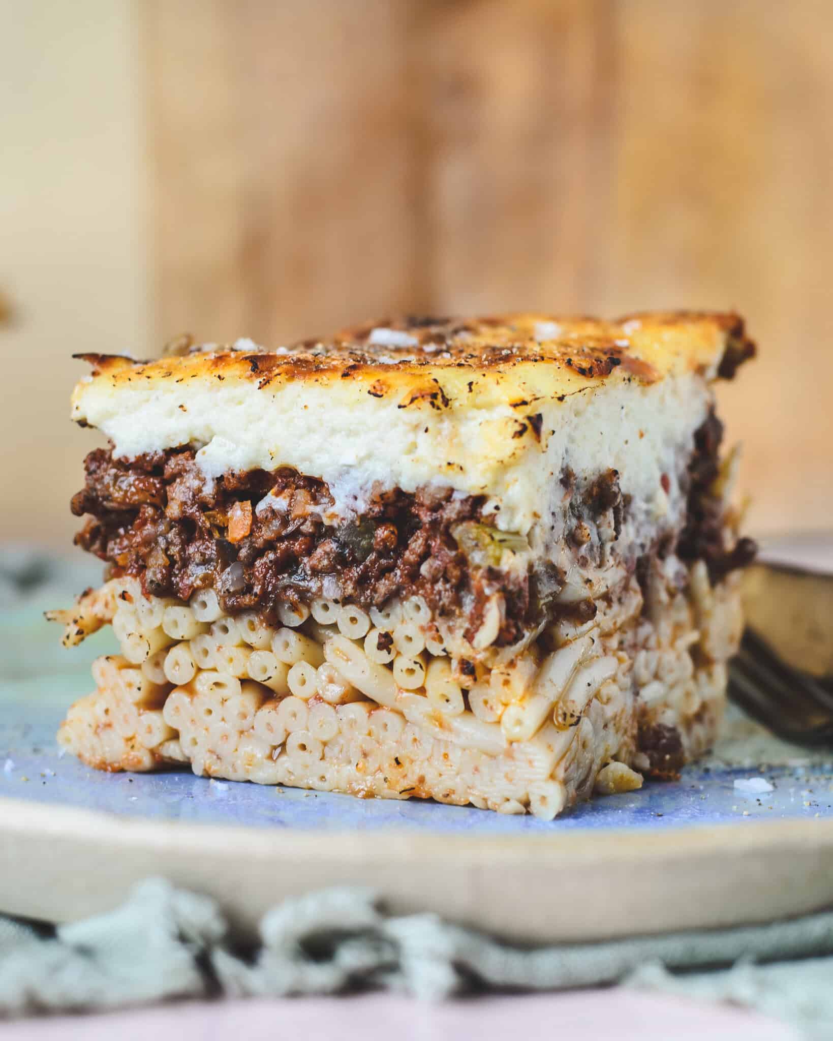 Nærbillede af pastitsio, klassisk græsk lasagne med makaronipasta, fyldig kødsovs og luftig bechamelsauce. Græsk lasagne opskrift.