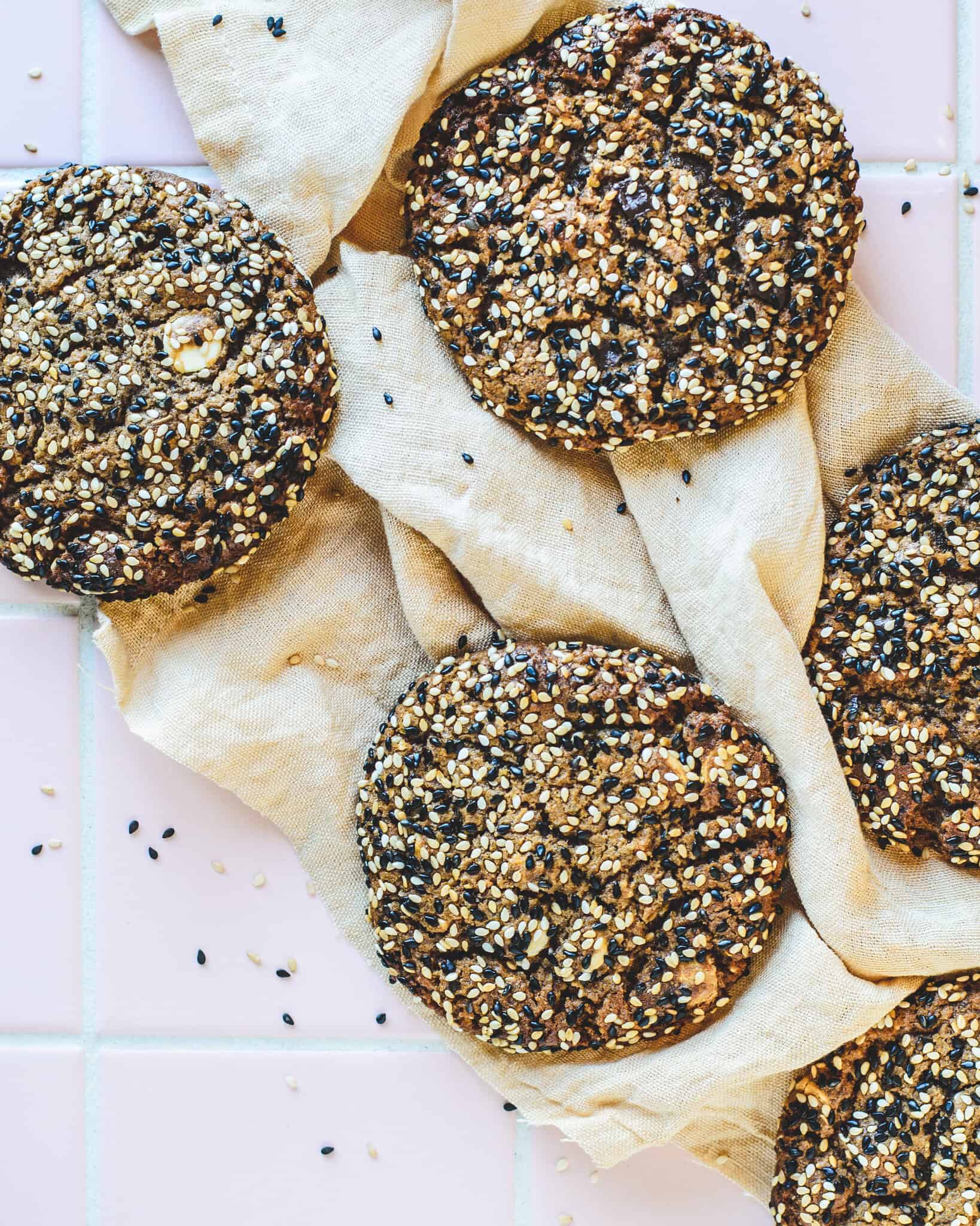 de aller bedste, saftige miso cookies med chokolade og sesam.