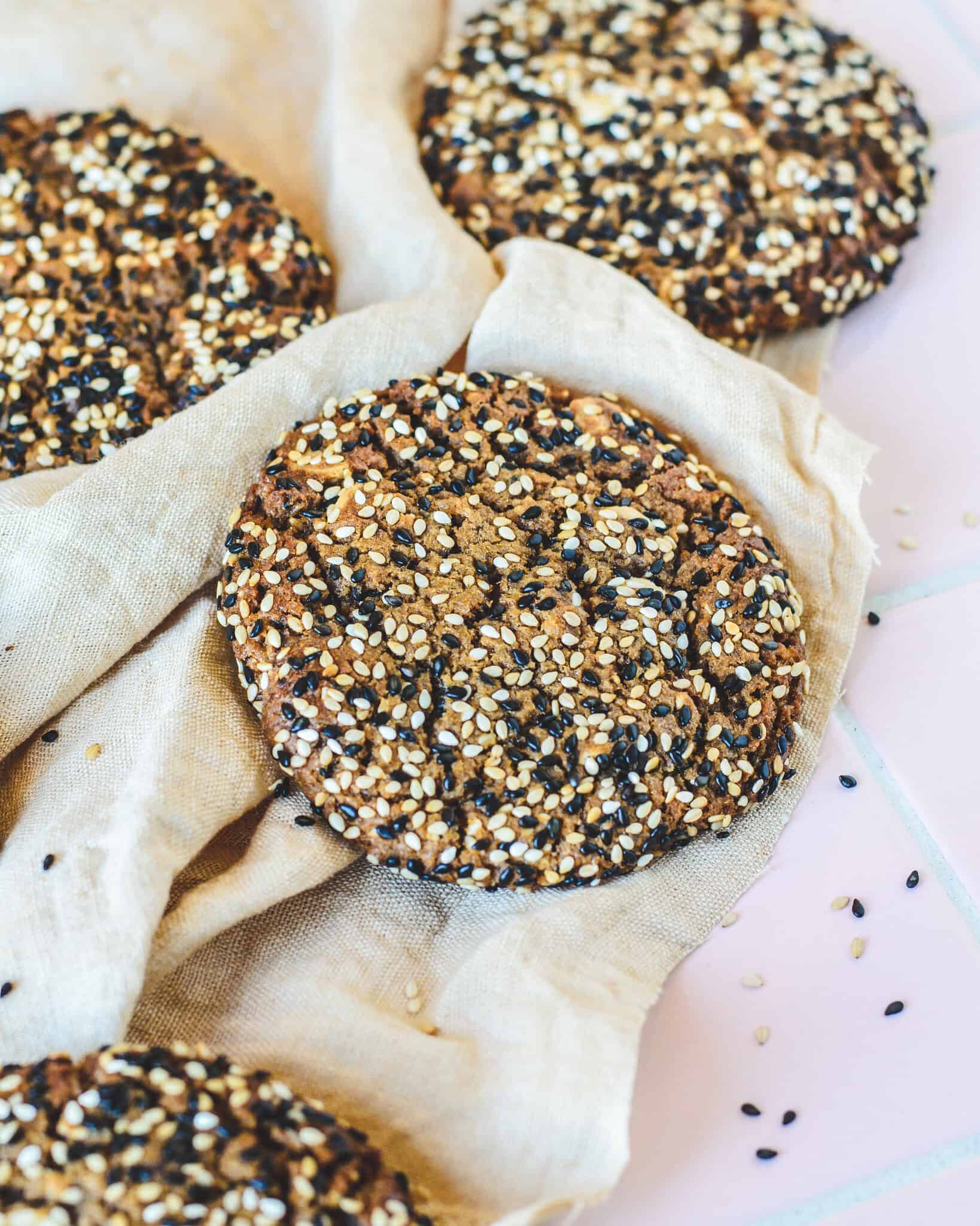 de aller bedste, saftige miso cookies med chokolade og sesam.