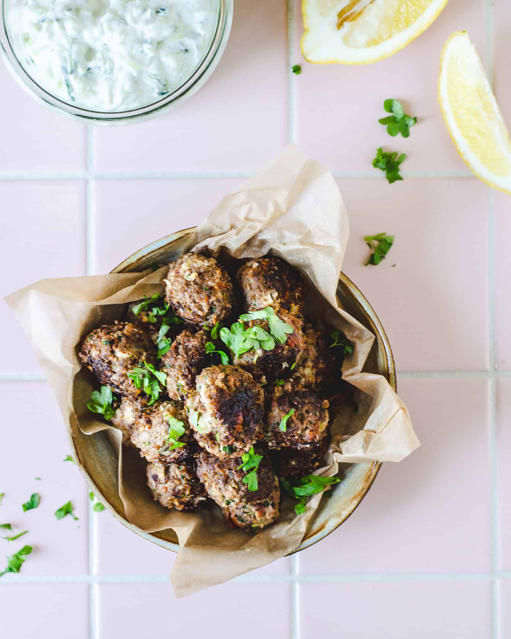 Nem opskrift på græske kødboller serveret med tzatziki.
