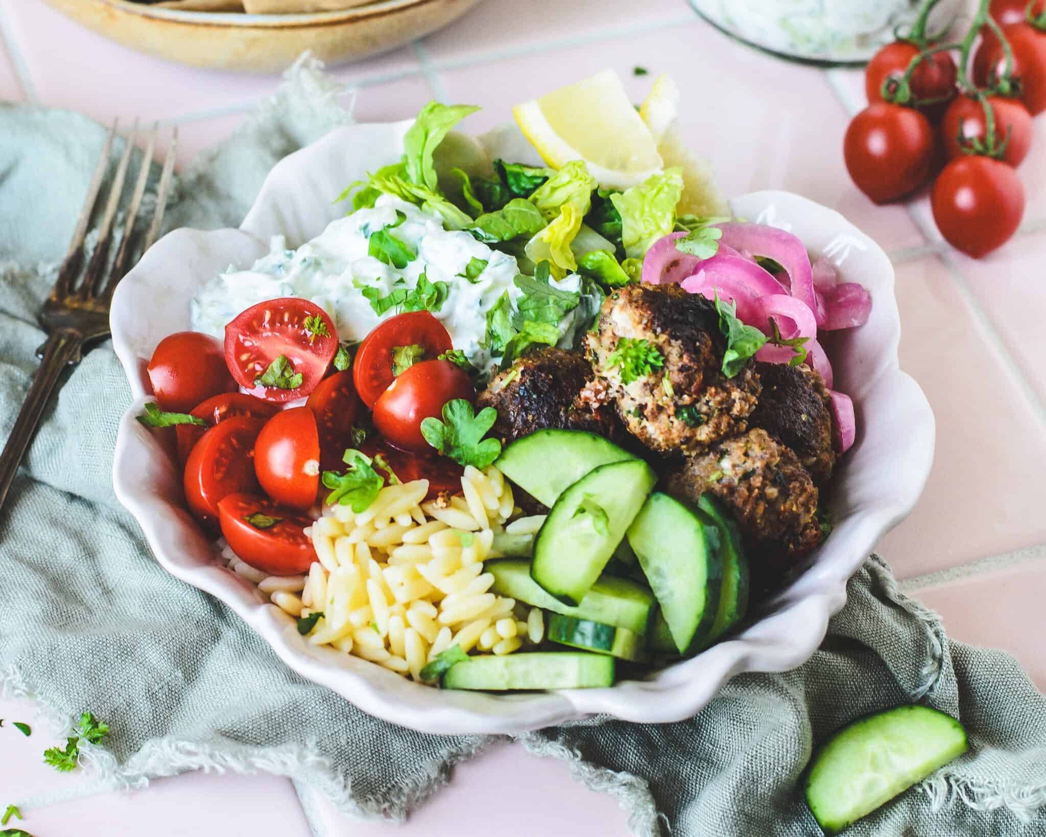Græsk bowl med kødboller, tzatziki og orzo