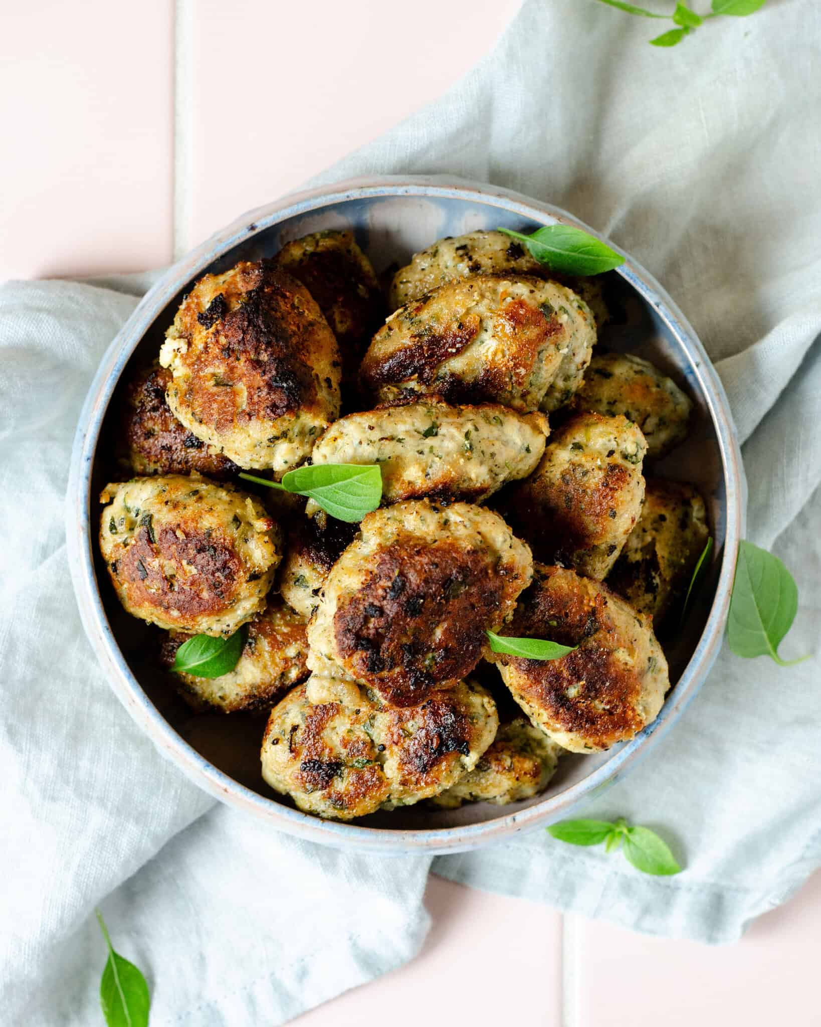 Saftige græske kyllingefrikadeller med feta, basilikum og citron