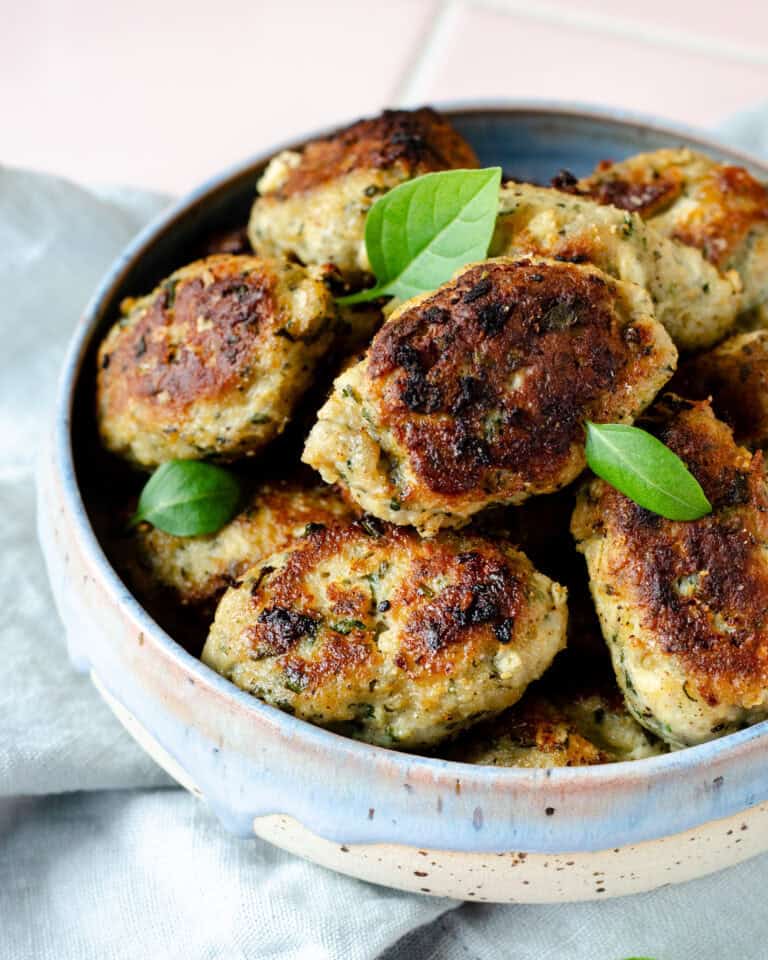 Saftige græske kyllingefrikadeller med feta, basilikum og citron