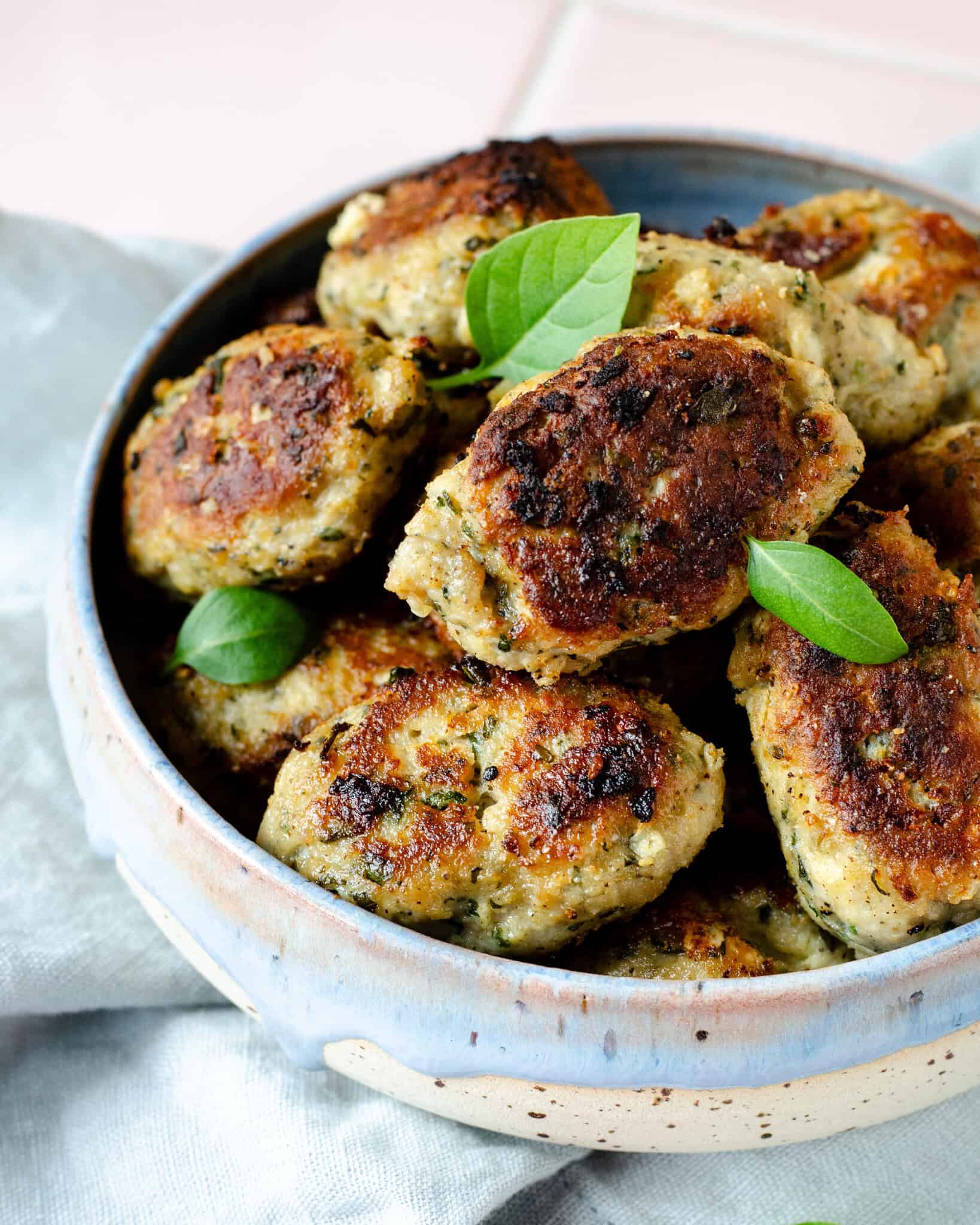 Saftige græske kyllingefrikadeller med feta, basilikum og citron