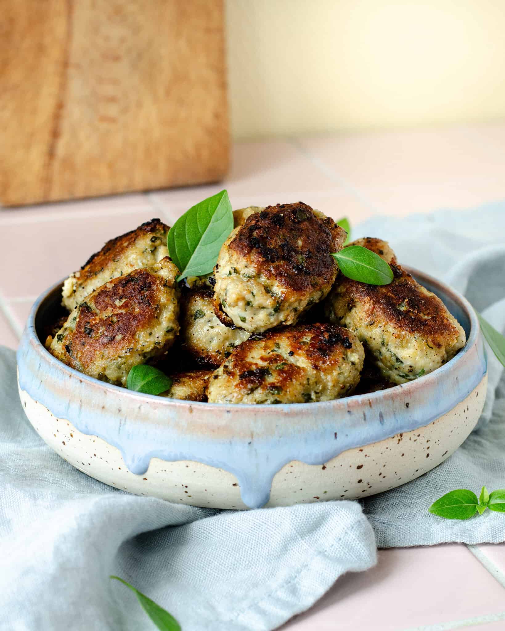 Saftige græske kyllingefrikadeller med feta, basilikum og citron