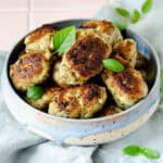 Saftige græske kyllingefrikadeller med feta, basilikum og citron