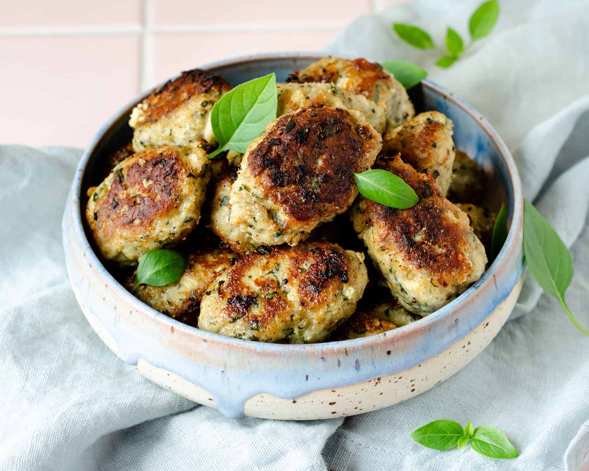 Græske kyllingefrikadeller med feta, basilikum og citron